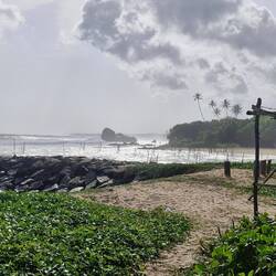 This is the famous spot with fishermen on stilts, tourist trap for sure, 5000rpl for a photo