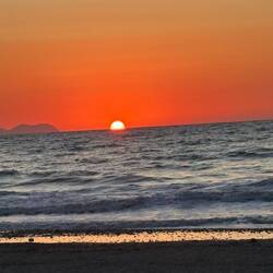 Die Sonne versinkt im Meer