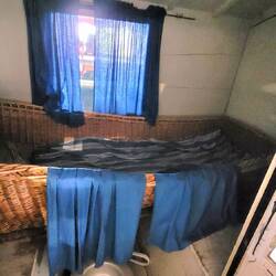 Das innere von der krankenkutsche, die Bettpfannen sollten für eine Fahrt reichen 😉