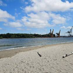 Strand gegenüber Industrie