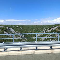 In der Karstlandschaft bei Split passieren wir viele Schluchten