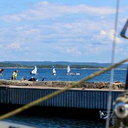 Optimisten-Segeln auf dem Meer ist hier für die Kleinsten schon Alltag. Immer mit Schwimmweste!