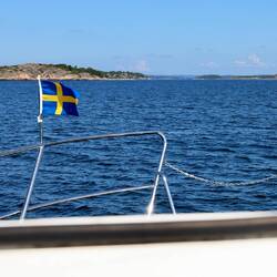 Da hinten müssen wir zwischen den Inseln durch.