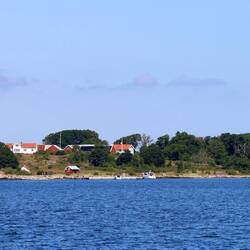 Das typische Bild der schwedischen Küste. Meist rote Holzhäuser mit Booten am Steg.