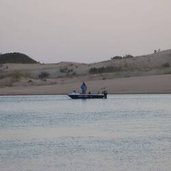 Am Abend sind lediglich ein paar Fischer anwesend