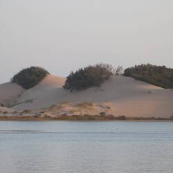 Ganz in der Nähe gibt es einen Fluss, um den sich Sanddünen gebildet haben