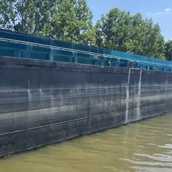 Die Rapida drückt sich per Strahlruder hinter der Schleuse Blénot an die Kaimauer