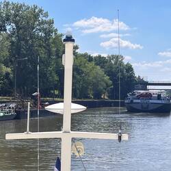 Die Rapida fährt vor uns in die Schleuse Pompey, das Arbeitsschiff bleibt liegen