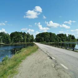 Manchmal auch gleich links und rechts ein See...