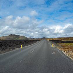 Anfahrt nach Grindavik über die neue Straße - die alte liegt irgendwo unter der erkalteten Lava...