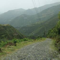 die Strasse besteht grösstenteils aus Pflastersteinen