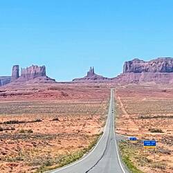 Von weitem bereits sichtbar - die unverkennbaren Felsen des Monument Valley