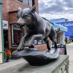 Den Sled Dogs ist hier ein Denkmal aus Bronze gesetzt.