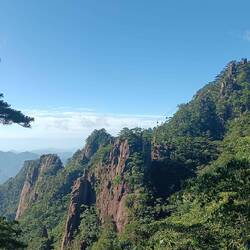 On aperçoit le téléphérique tout au fond
