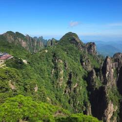 Temple niché dans les montagnes: un complexe enooooorme avec hôtels et restaurants. A la chinoise...