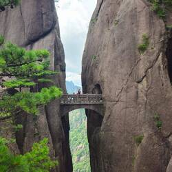 Il y a des ponts incroyables entre les falaises vertigineuses