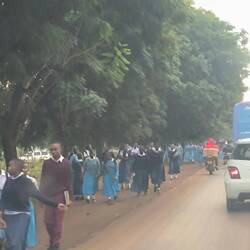 Schule aus. Ein Großteil der Kinder hat einen Schulweg zu Fuß von über 1 Stunde