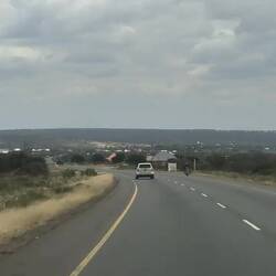 Strikt an die Geschwindigkeit halten. Die Polizei kassiert hier in jedem Kaff auf eigene Rechnung.