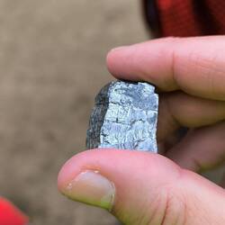 Gallenit. Hochgiftig. Nicht verschlucken oder daran rumkratzen. Kann tödlich sein.