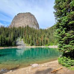 Lake am Weg unterhalb des Lake Agnes