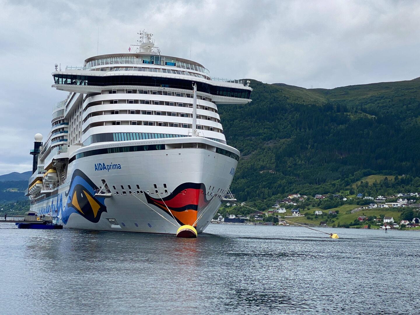 Am Ende des Nordfjords an nur vier Bojen festgemacht
