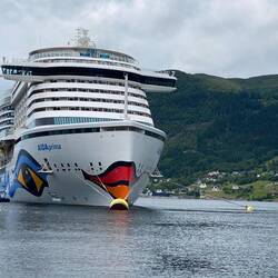 Am Ende des Nordfjords an nur vier Bojen festgemacht