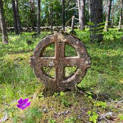 Keltenkreuze auf dem Friedhof in Hullo