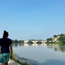 Die Brücke endet mitten in der Rhône
