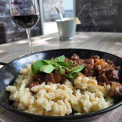 Wildschwein Gulasch mit Spätzli.