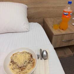 Abendessen am Bett, nach der wohlverdienten Dusche 🤗