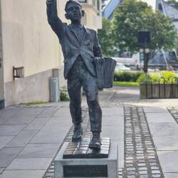 Avisgutten = Zeitungsjunge von Ålesund