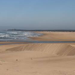 ... fließt hier breit und flach ins Meer