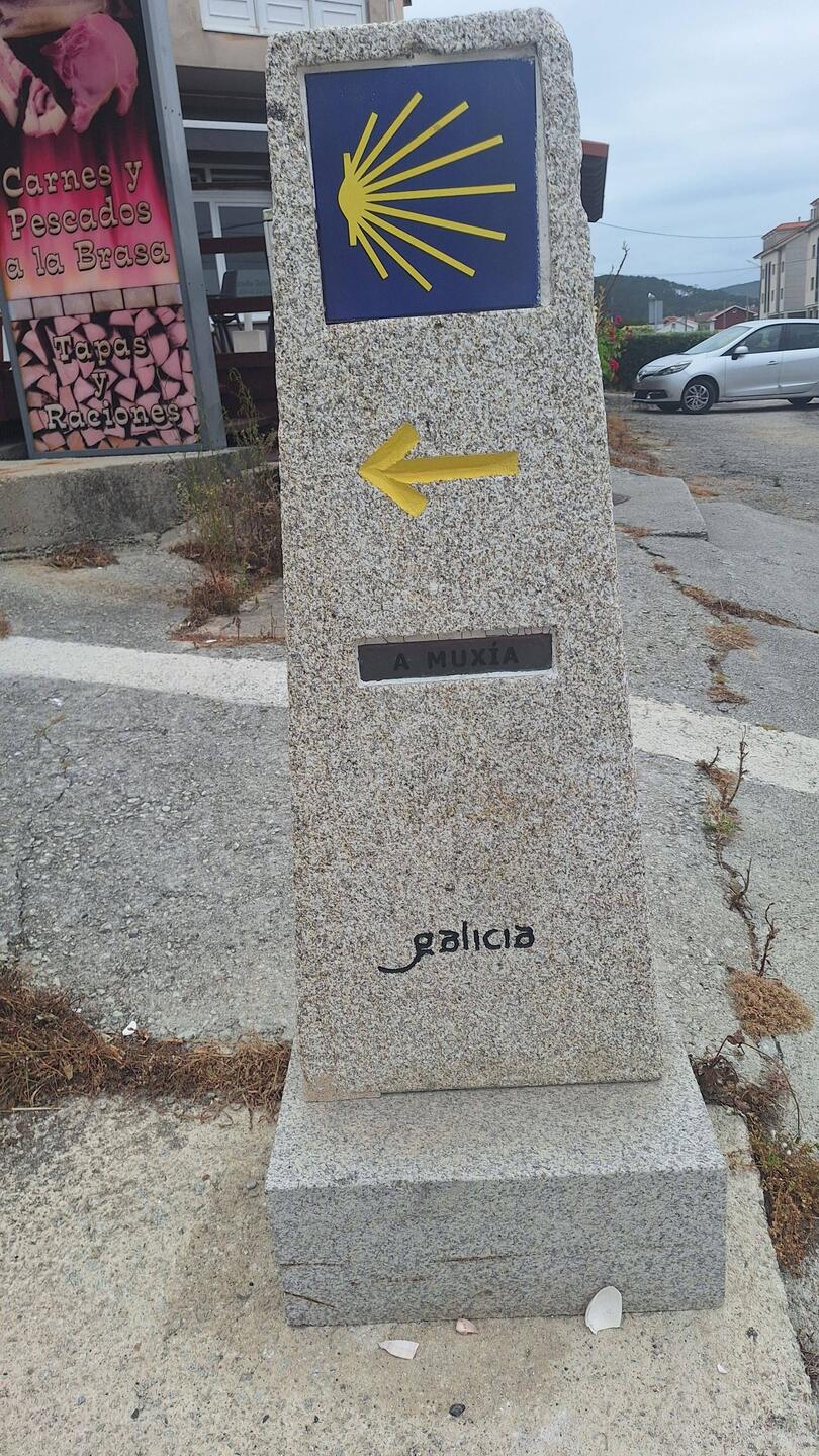 No distances on these markers-the route is commonly walked both ways so just shows direction