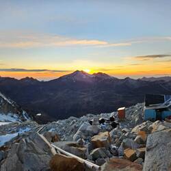 Im Hintergrund sieht man die Wolkenlinie