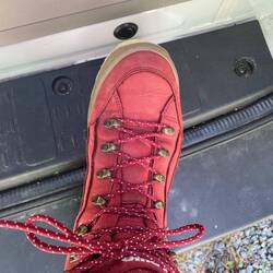 Die Wanderschuhe sind geschnürt