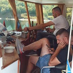 Der Kapitän ist multitaskfähig....