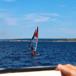 Selbst Windsurfer nutzen den Kurs durch die Schären.
