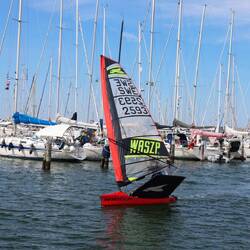 Eine uns völlig neue Segelart. Ein ganz schmales Einrumpfboot mit Wings für den Segler.