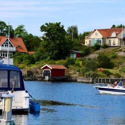 Frühmorgens fährt die ganze Familie los. Und alle mit Rettungsweste.