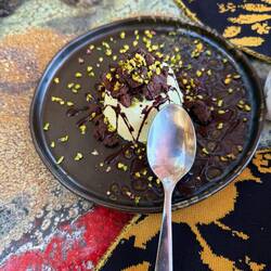 Semifreddo al pistacchio con crumble al cacao e salsa de cioccolato al pasito di Assisi