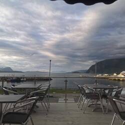 Blick aus dem Fenster beim Abendessen