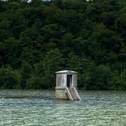 Mitten in der Mosel: Reste der Wasserzuführung einer Festung