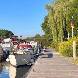 Päckchen: wir schleusen morgen zusammen mit dem Segelboot Belafonte, auf dem Weg nach Griechenland