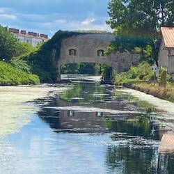 Brücke voraus, kurz vor der letzten Schleuse für heute