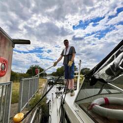 Bergwärts schleusen auf dem Kajütendach