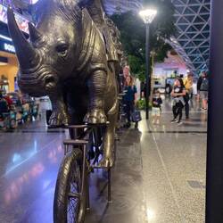 Wir nutzen die Zeit und haben Freude an der Kunst im Flughafen