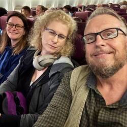 Weiter geht´s: in 15 h 1 min werden wir in Auckland sein. Müdigkeit macht sich breit...03.50 Uhr