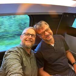 Die beiden Jungs sind albern und haben Spaß dabei!