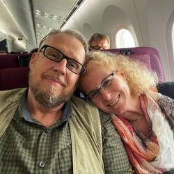 Wir gehen das erste Mal in die Luft...in 5 h 11 min sind wir in Doha.