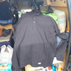 Einkäufe, links Futter und Getränke, rechts das Wrangler Teil.